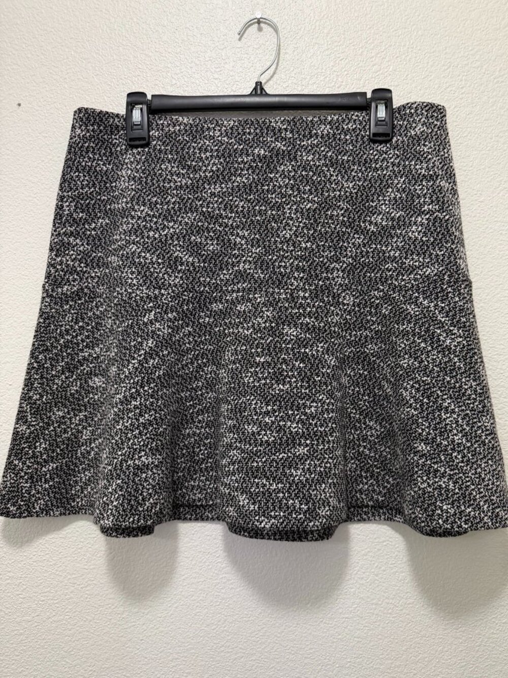 Loft black and white tweed mini skirt with ruffle hem, back zipper, size 12